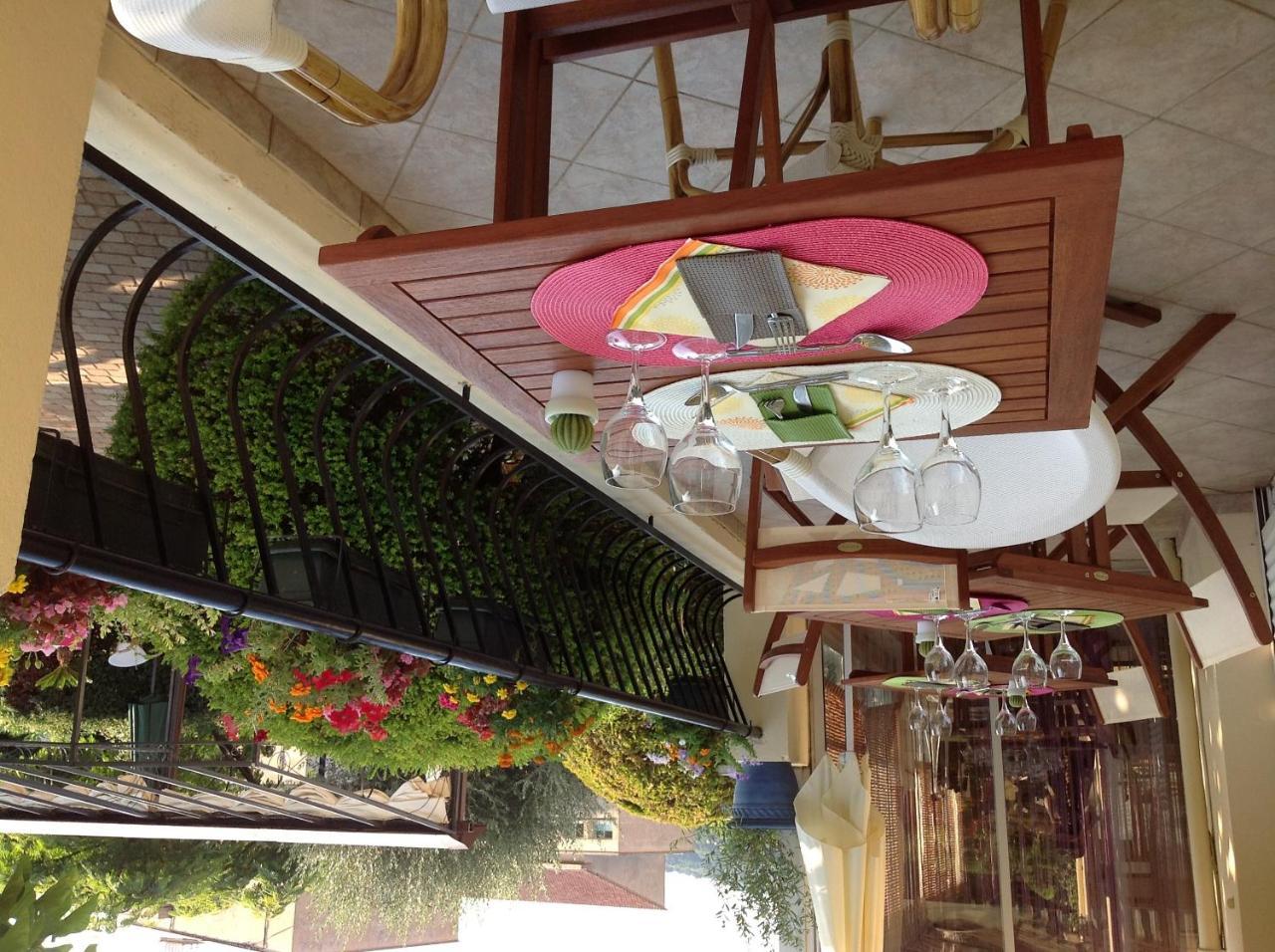 Hotel Restaurant Les Oliviers Nyons Kültér fotó